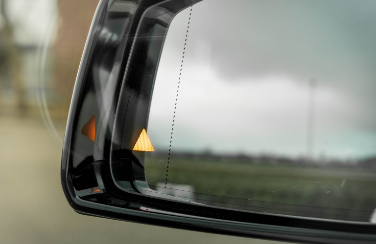 Blind Spot Assist Indicator in exterior car mirror